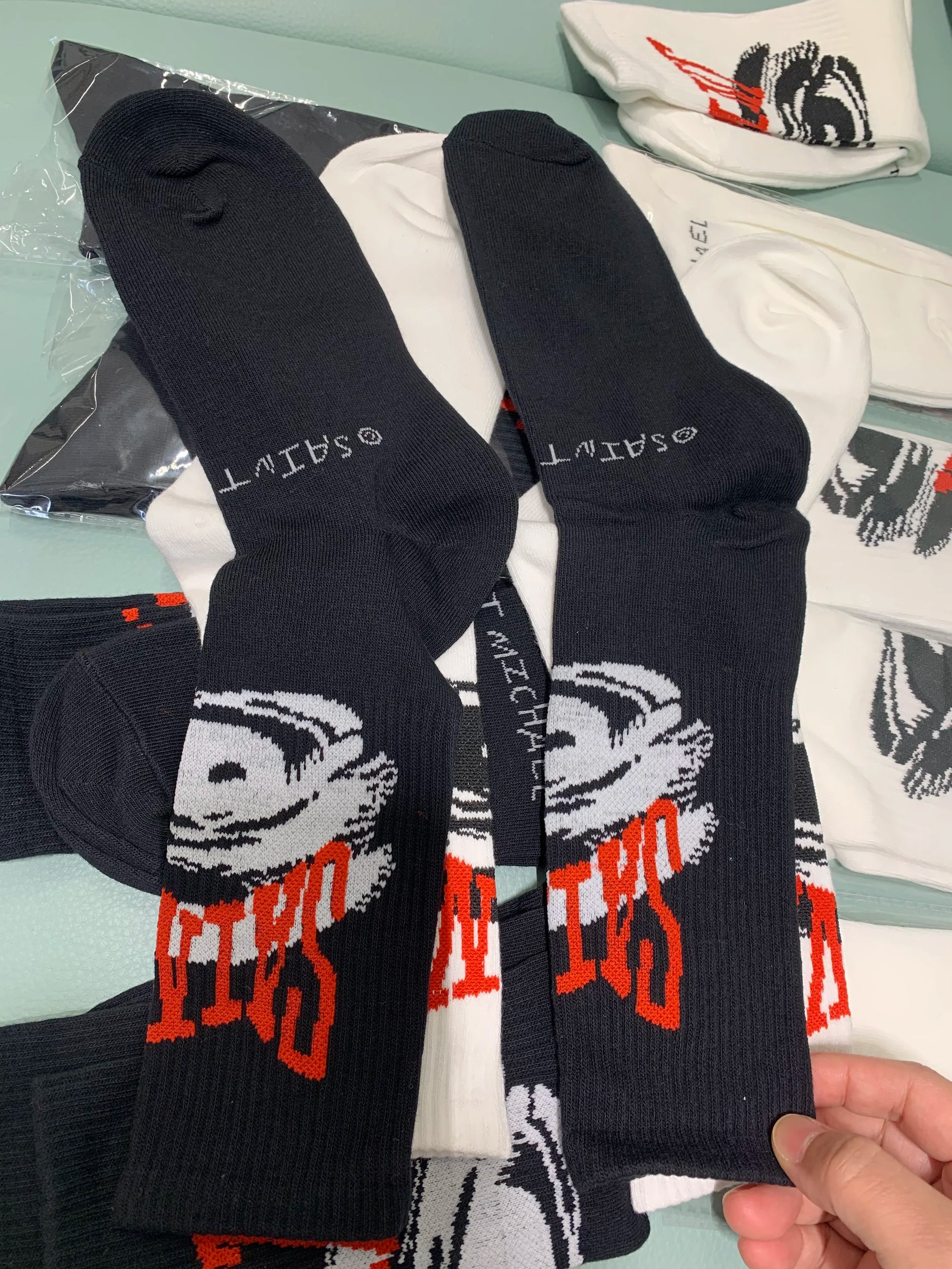 4 Pairs of Sports Fashion Cotton Socks for Teenagers Basketball Socks Breathable Dry and Comfortable Mid-Tube Socks