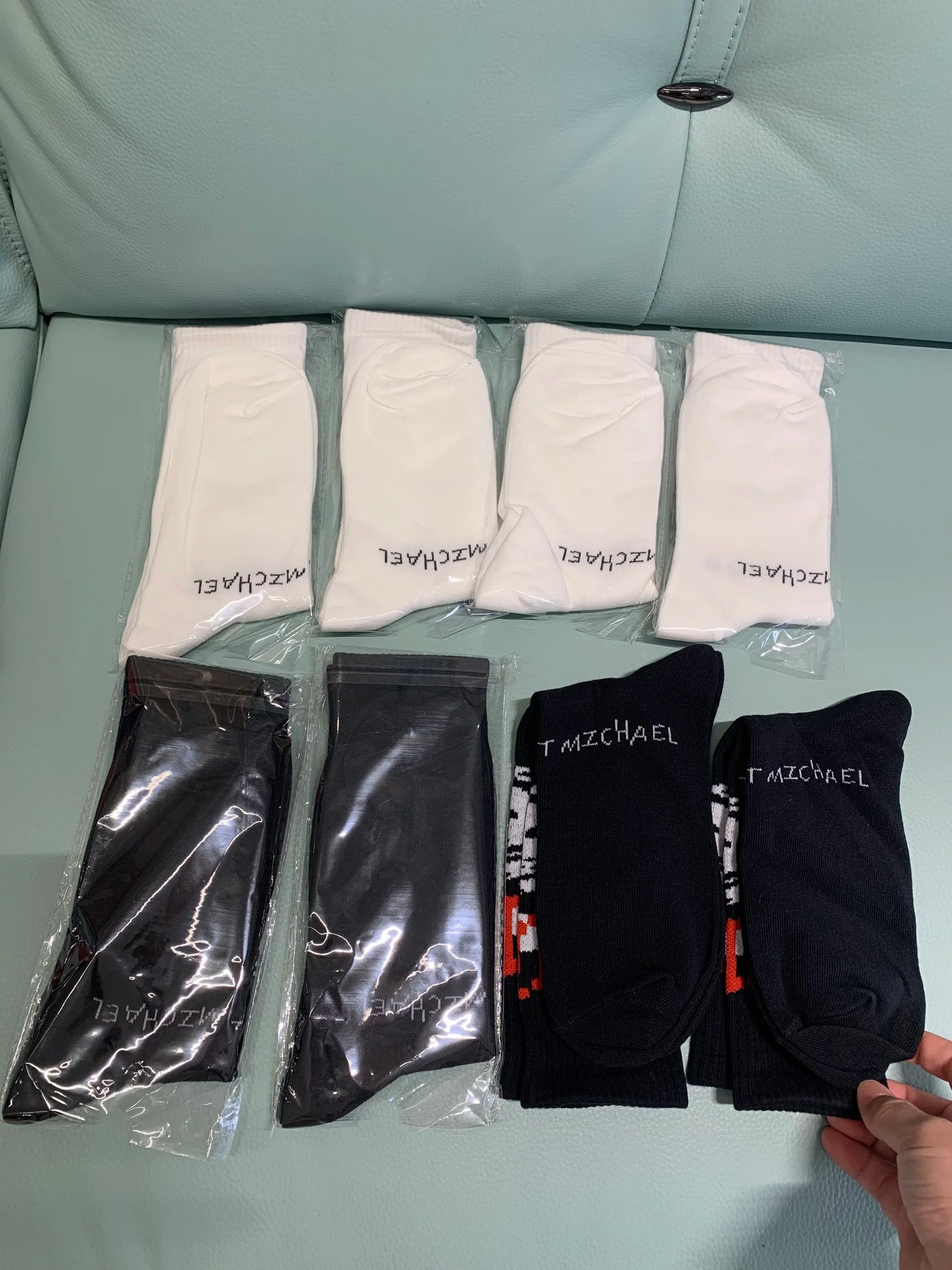 4 Pairs of Sports Fashion Cotton Socks for Teenagers Basketball Socks Breathable Dry and Comfortable Mid-Tube Socks